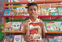 Pelajar sedang fokus belajar di perpustakaan