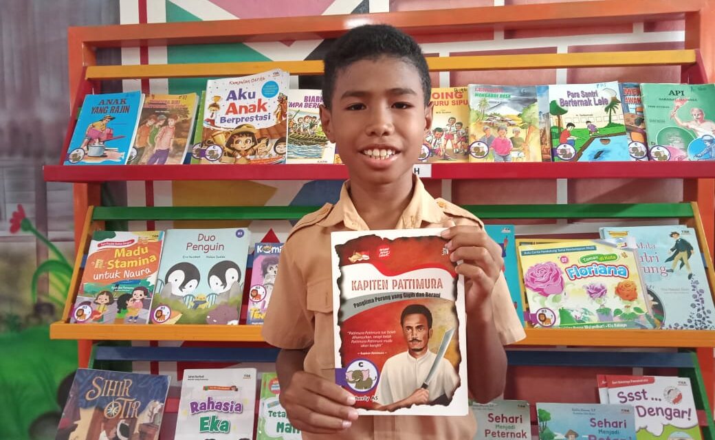 Pelajar sedang fokus belajar di perpustakaan