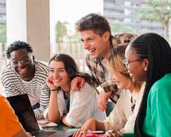 Mau cepat dapat kerja setelah lulus kuliah? Pelajari 5 skill wajib mahasiswa ini mulai dari sekarang agar kamu siap bersaing di dunia kerja profesional.